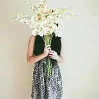 小清新系列手里捧花的女生头像谁在微笑里彷徨忘了忧伤