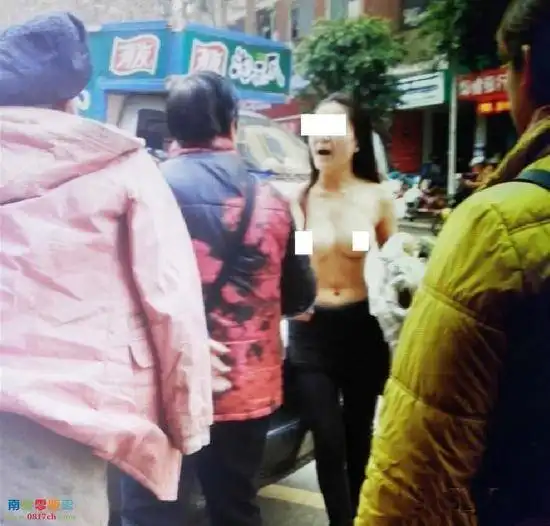 南充妙龄女称警察办案不公赤裸上身拦警车抗议