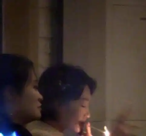 抽烟女星还真不少秦岚反差大,郑爽熟练,baby萌,没想到她也会baby烟瘾