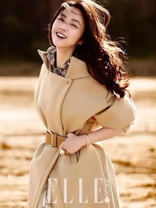 85岁吴彦姝奶奶,堪称国民奶奶,状态如少女,优雅又高级