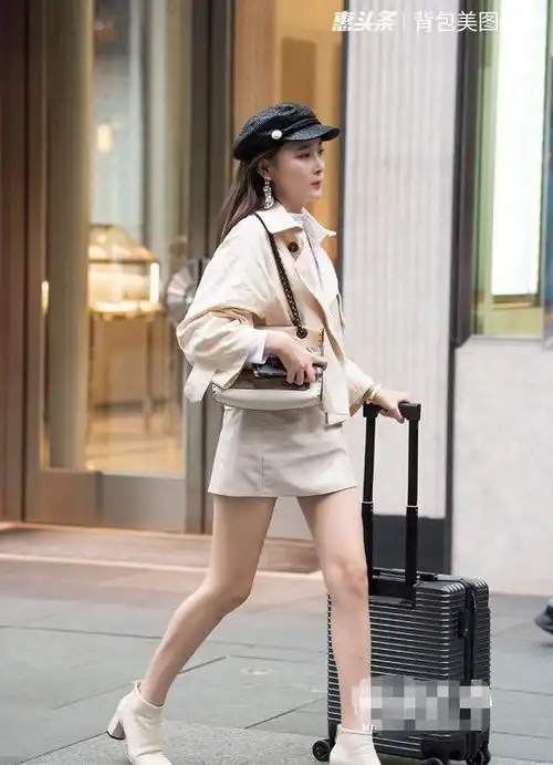 路人街拍,美女搭配黑色卫衣,给人更酷更中性的感觉