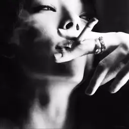 感性宁静疏离女性的美在他镜头下展现的淋淋尽职