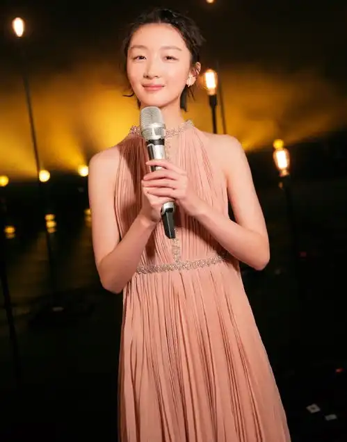 粉色系少女风逃过了周冬雨,躲过了娜扎,看到已婚的她沦陷了