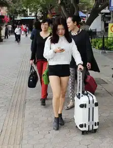 厦门鼓浪屿冬季穿短裙的美丽女子