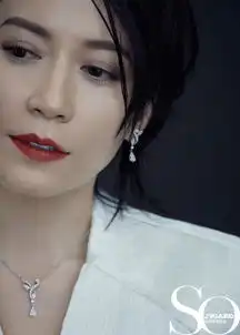俞飞鸿一头攻气十足的短发黑色的职场装,优雅十足又不失气场