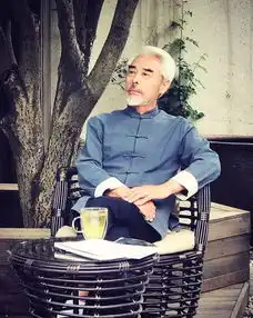 被65岁的大叔帅哭了,他演了一辈子配角,却是中国最会穿衣服的男人