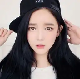 陌生车内躺一少女咋回事
