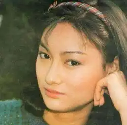 惠英红开心晒照,格纹西服套装干练又优雅,60岁没结婚照样过得好