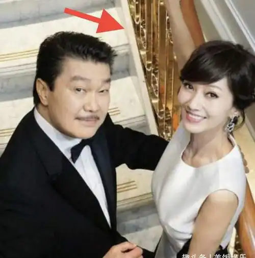 66岁赵雅芝近照美如少女身后独栋别墅太抢镜,网传豪宅价值9亿