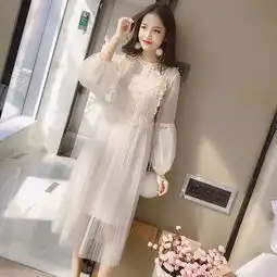街拍美女穿上连衣裙,美丽又减龄,穿上真的很洋气