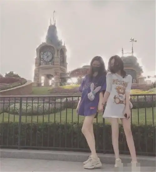 51岁王菲为14岁女儿庆生,母女同框似姐妹,李嫣手机壳成功抢镜