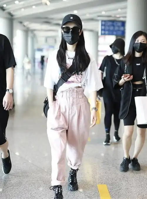 薇娅不愧是时尚女主播,穿粉色工装裤走机场好飒美,少女感十足