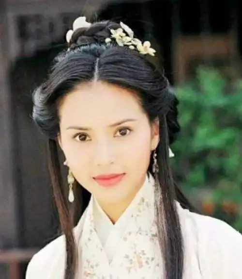 李若彤穿17岁校服现身,54岁居然没有违和感,少女感仍旧十足