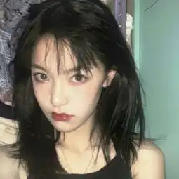 女生长发头像高冷微笑是我的伪装