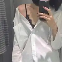 露半边肩膀的女生头像