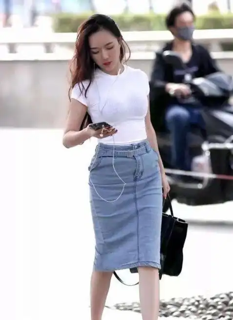 街拍美女穿着一身黑色紧身连衣裙,用身材征服你的眼睛