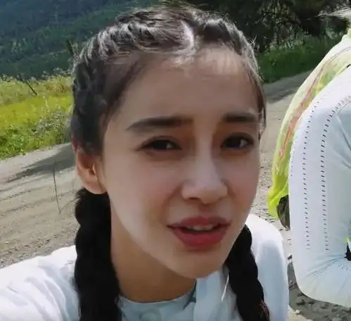 自拍镜头下的angelababy五官精致,皮肤白皙,好有少女感啊