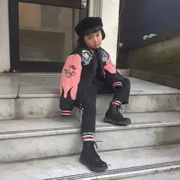 七岁的时候你在干什么这个日本小女孩已经会给自己做造型了