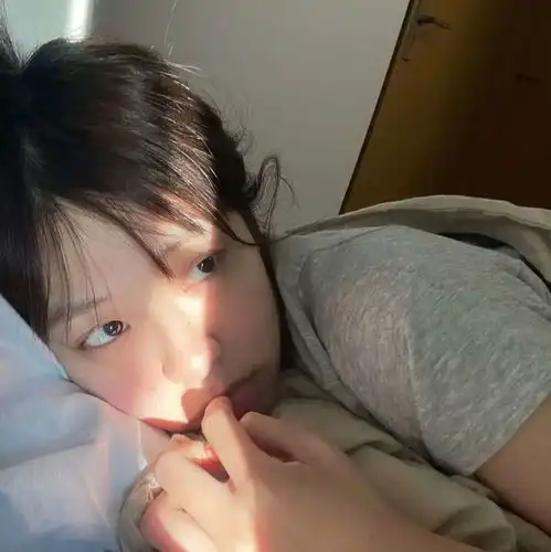 女生头像是花自然香是爱自然长.