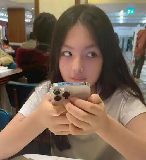 李湘13岁爱女王诗龄晒照又高又瘦提万元名牌包