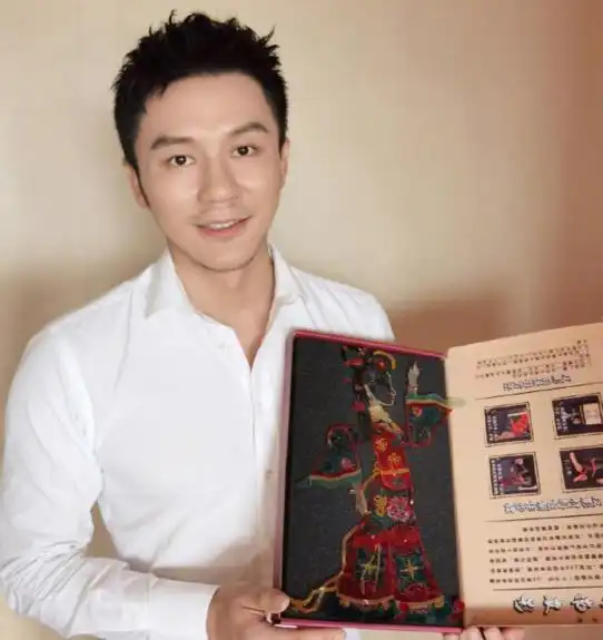 原创42岁李晨扮演17岁高中生,五官长相老气却强行装嫩,郑恺一脸惊愕