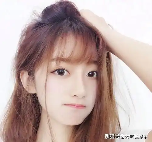 搞笑段子中午朋友请客吃饭,吃到一半他接了个电话说有事先走了