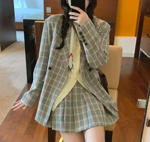 沈梦辰很会穿衣搭配,身穿藏青色西装配粉色小挎包,高级感十足