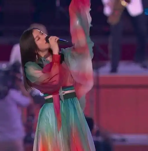 2020东京奥运会闭幕式上的日本美女歌手