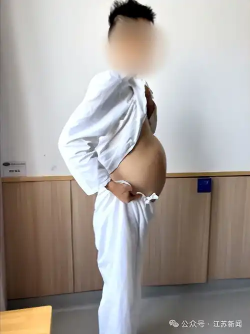 尴尬了一男子骑电动车行驶在路上,不料这期间,一位漂亮女子从男子旁边经过,此时开着的男子瞬间被漂亮女子吸引了目光,也正是这一瞬间的分神,直接导致男子撞上升降杆