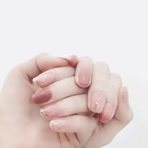 冬季选这5种美甲色,显白又高级