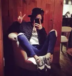 qq头像女生坐在椅子上