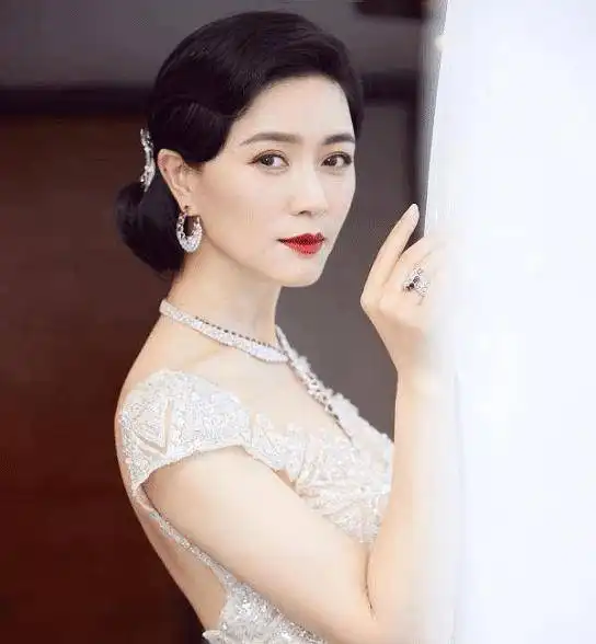 田海蓉爆红后嫁富豪,40岁丈夫去世,今斥资百万为女儿庆生