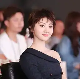 美女秀场景甜美出新高度短发帅气
