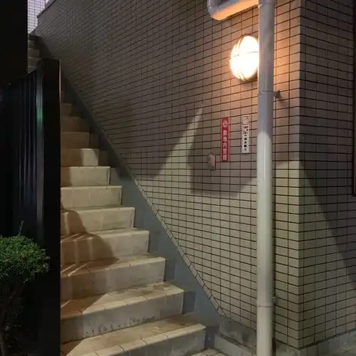 网易云热评后来发现凉白开喝下去更干净,半夜写出的文字也挺有味道
