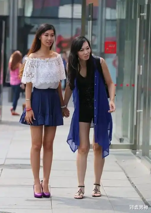 美女火辣辣的身材是街上一道道绚丽的风景