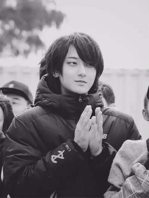 黄子韬新戏造型曝光长发被称撕漫男