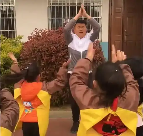 楼下幼儿园的男幼师,全校的小萌娃都很喜欢他,家长也很放心