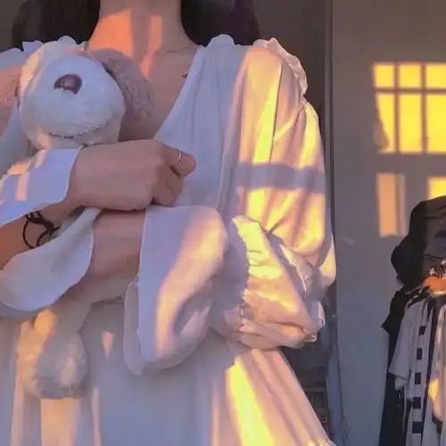 真人女生头像秋风吹到江村,正黄昏,寂寞梧桐夜雨不开门