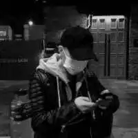 寂寞的男人手机自拍的黑白头像,安慰一下自已