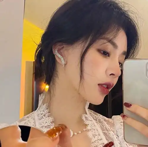 女生头像女孩子头像,草莓在嘴里好酸,你要尝尝吗