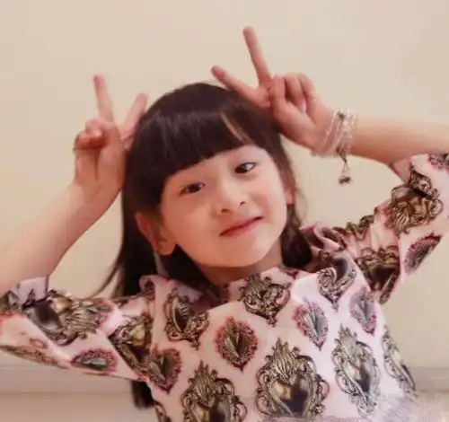田亮女儿独自出席活动,12岁森碟身高优越不怯场,却被嘲笑太傻气