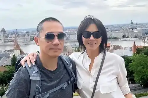 刘嘉玲和62岁老公度假,梁朝伟头发白了一半,背影干巴瘦腿超细