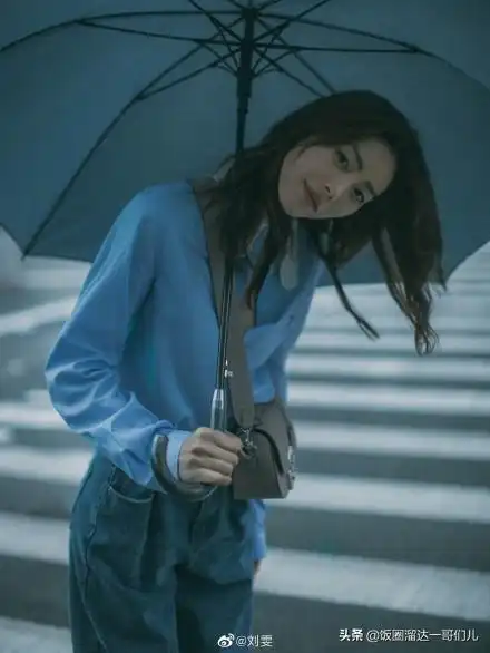 女星撑伞大片,刘雯氛围感拉满数第一,李沁倒数,谁又惊艳了你