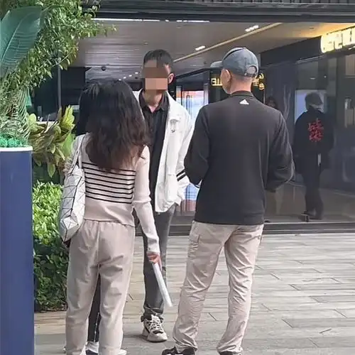 湖北男子和女闺蜜去玩,把2张门票都装口袋,回家被妻子发现吵架