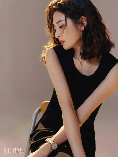 陈钰琪再登杂志封面,性感迷人甜如少女,成熟稳重有魅力