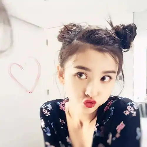 约会造型没突破学baby热巴扎起哪吒头秒变18岁美少女