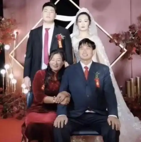大衣哥儿子娶镇上首富千金遭热议,网友真舍得花钱