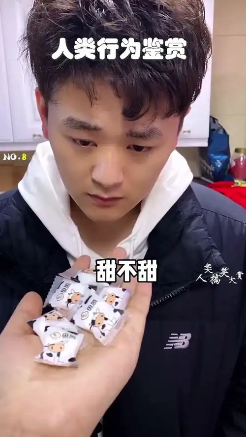 男孩子的搞笑日常,这孩子被饿了都吃面膜了,快救救孩子吧
