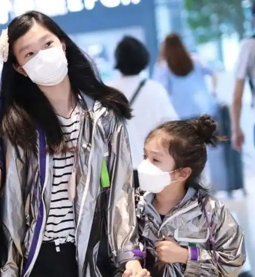 马伊琍携幼女逛街买蛋糕,7岁小小文长势喜人,跟胞姐性格大不同