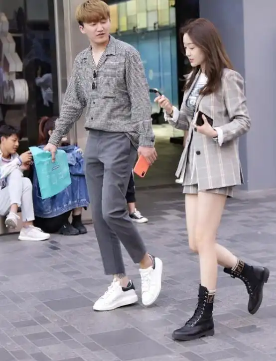 身材高挑的美女,一件黑色外搭黑色风衣,气质十足